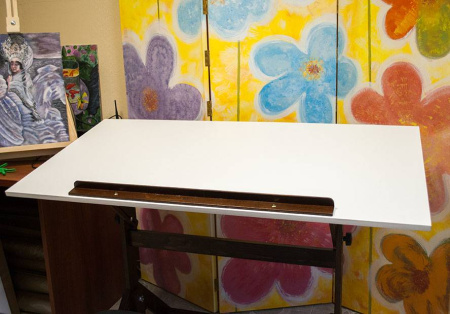 Гильермо: стильный стол для художников и дизайнеров