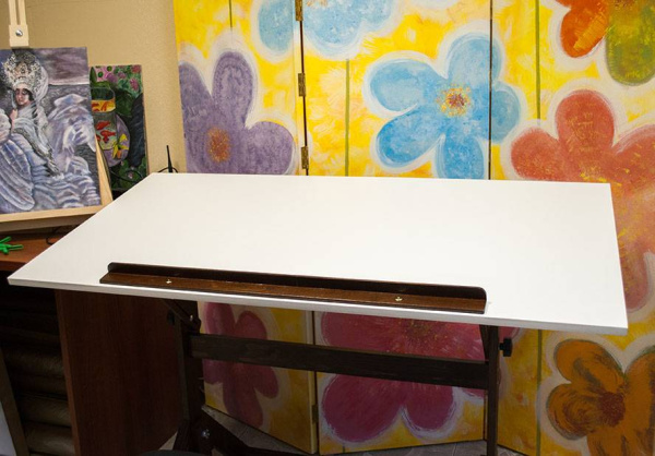 Гильермо: стильный стол для художников и дизайнеров